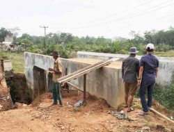 Jembatan Blok D Margo Bhakti Amblas, Pemkab Segera Fungsikan Jembatan Permanen