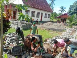 Satgas Yonarhanud 3/Yby Buatkan Pagar Gereja Moria Dodinga Likata