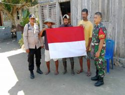 Kodim 1508/Tobelo Berbagi Dan Ajak Warga Kibarkan Bendera Merah Putih