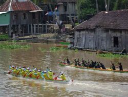 Serunya Lomba Kebut Perahu di Sungai Babatan, Pemenang Boyong Sapi hingga Kerbau