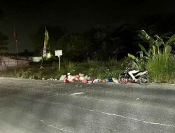 Duhh !! Sampah Berserakan dijalan Raya Cisoka Sampai Kepinggir Jalan