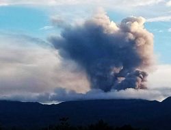 Gunung Dukono Halmahera Utara Terus Meletus dan Mengeluarkan Debu Vulkanik