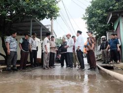 Wakil Wali Kota Depok Tinjau Jembatan Amblas di RW 03 Bojongsari