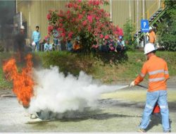 Siap dan Sigap Hadapi Potensi Bahaya Kebakaran Melalui Pelatihan Basic Fire Fighting