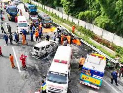 Petugas Angkut 12 Kantong Jenazah di TKP Kecelakaan Maut KM 58