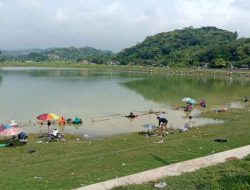 Desa Jambeyan Gelar Grebek Ikan di Waduk Segebyar Sambut HUT Sragen ke-278