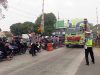 Operasi Patuh Candi 2024; Lalu lintas Padat, Polisi Atur Jalan di Perlintasan KA Teguhan