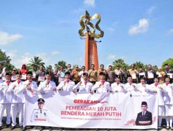 Pemkab OKI Bagikan 1.500 Bendera Merah Putih