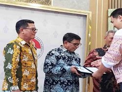 Ketua Umum PWI Pusat, Hendry Ch Bangun Terima Penghargaan dari Kemenpora