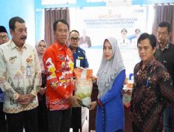 Pemkab OKI Salurkan Bansos CSR untuk Tekan Kemiskinan Ekstrem